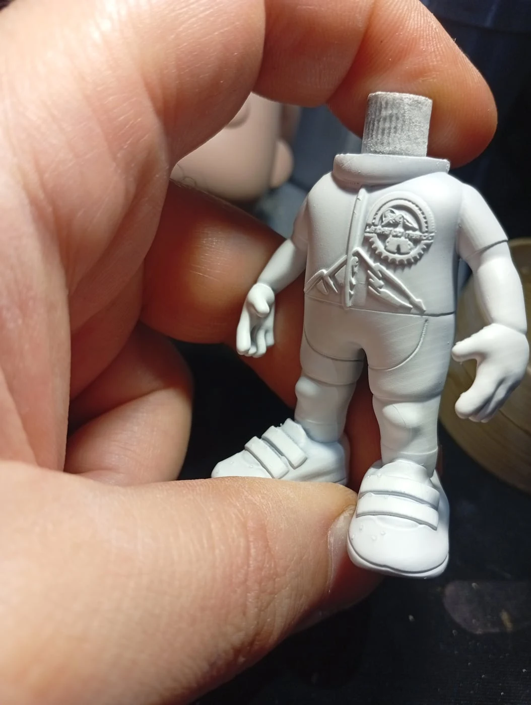 Figura mini-eu estilo Funko impressa em resina 3D — processo 2
