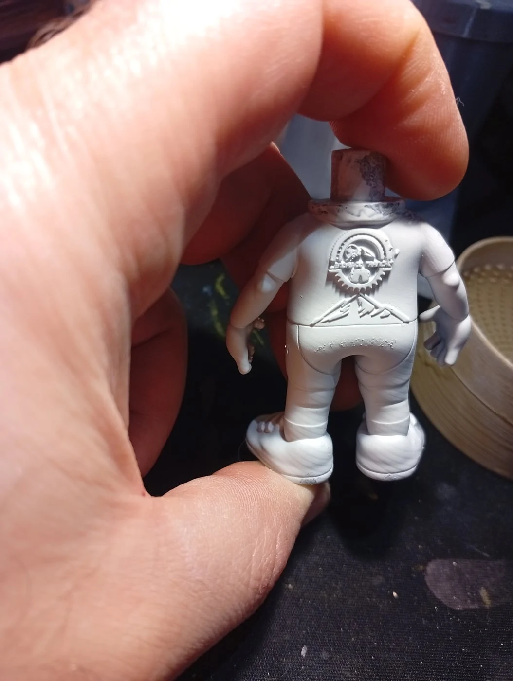 Figura mini-eu estilo Funko impressa em resina 3D — processo 3