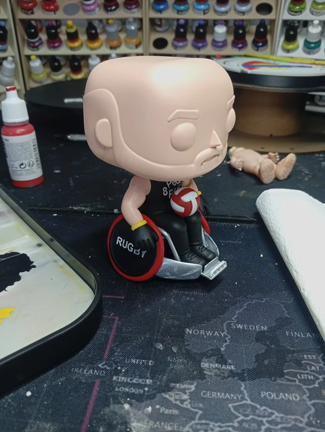 Figura mini-eu estilo Funko impressa em resina 3D — processo 1