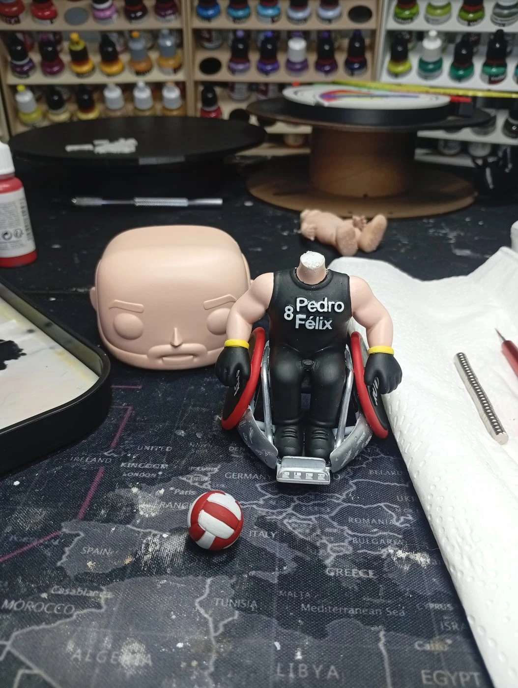 Figura mini-eu estilo Funko impressa em resina 3D — processo 2