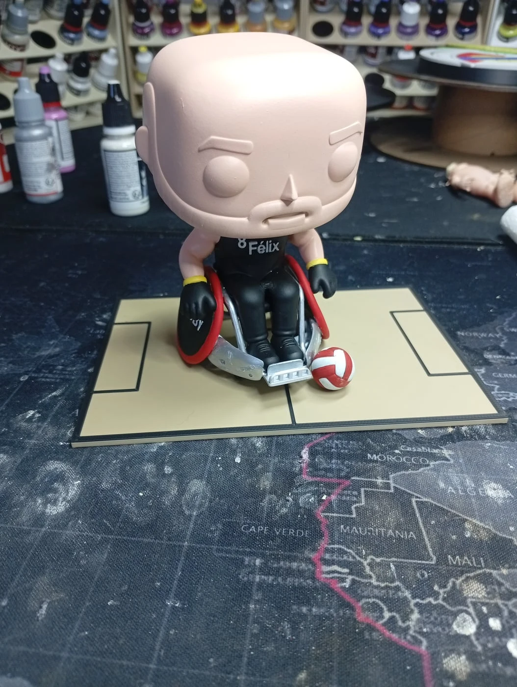 Figura mini-eu estilo Funko impressa em resina 3D — processo 3