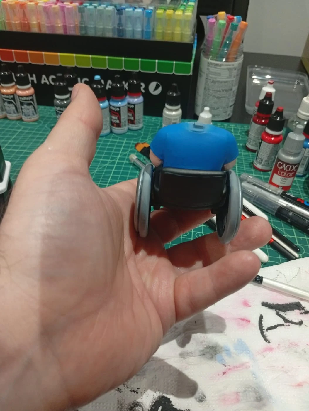 Figura mini-eu estilo Funko impressa em resina 3D — processo 3
