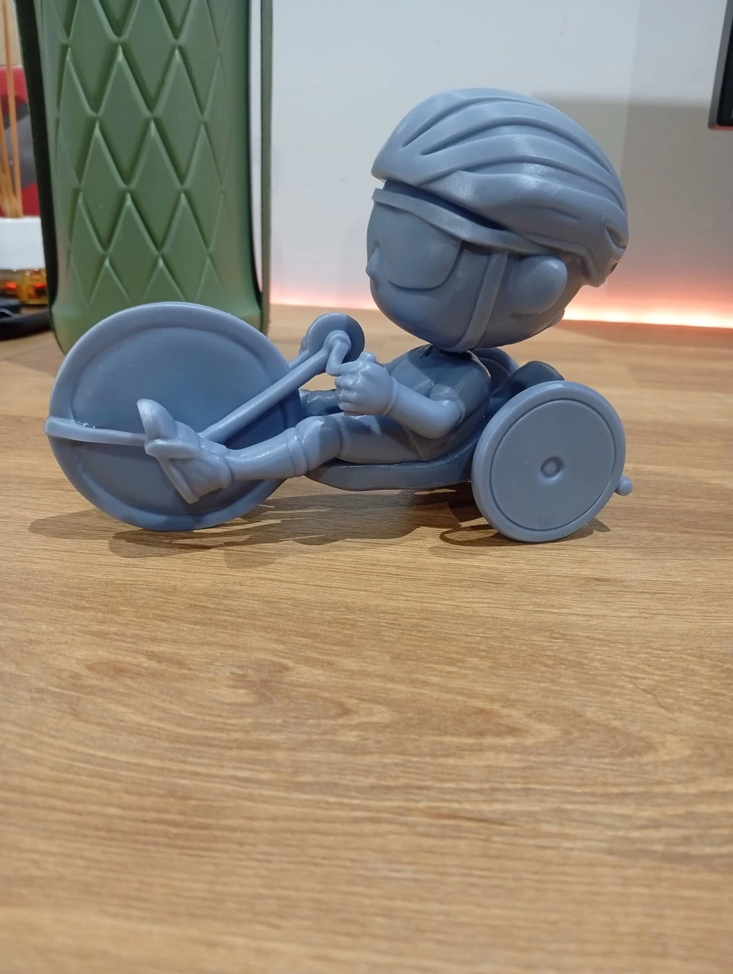 Figura mini-eu estilo Funko impressa em resina 3D — processo 1