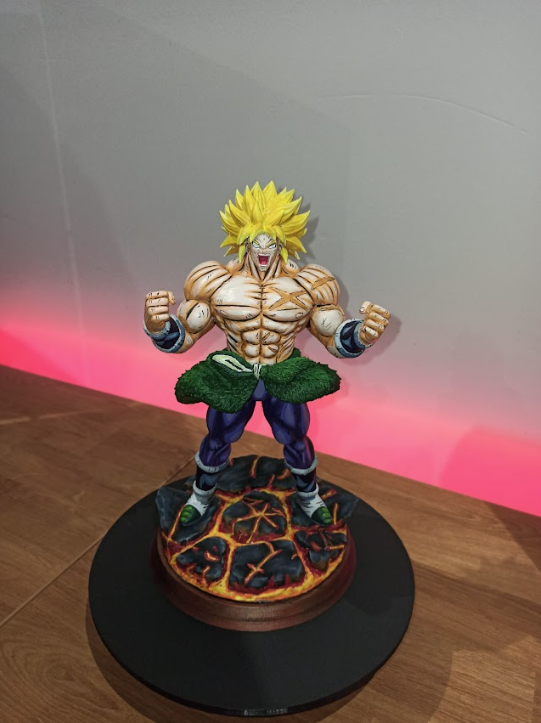 Estatueta coleccionável Broly Dragon Ball com base de lava iluminada