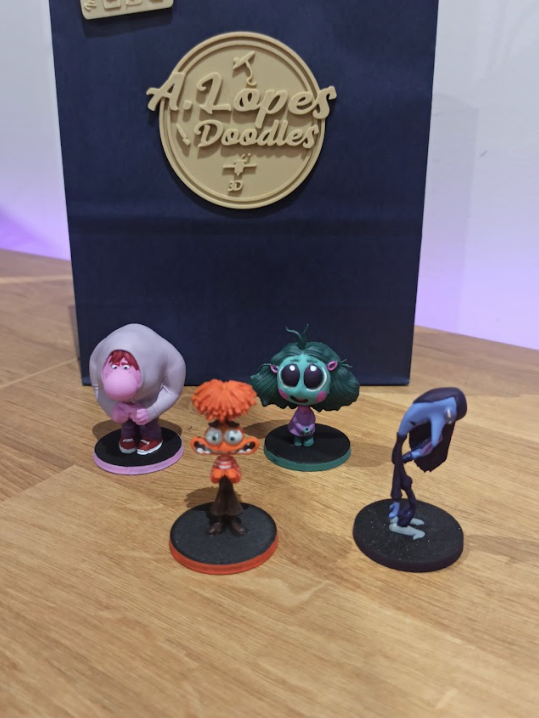 Conjunto de figuras coleccionáveis estilo chibi em exposição