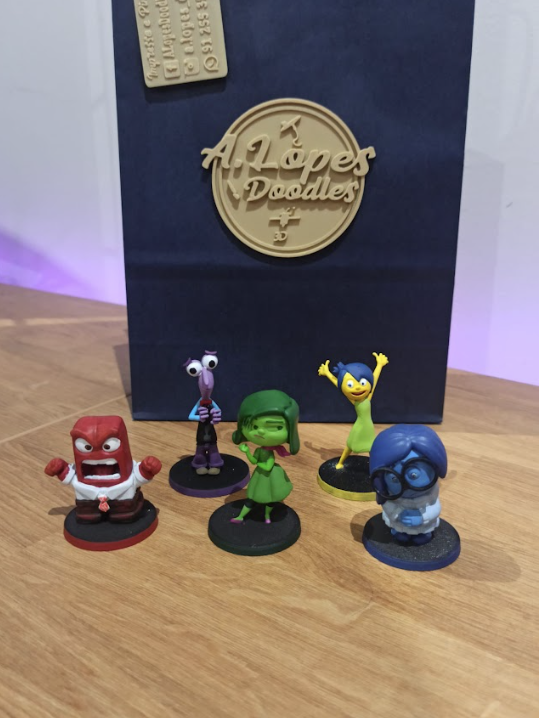 Conjunto de figuras coleccionáveis Inside Out pintadas à mão