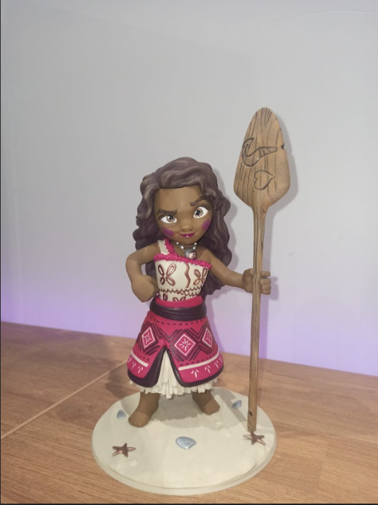 Estatueta chibi de Moana com remo, pintada à mão com detalhes finos
