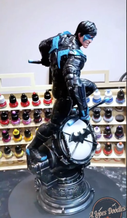 Estatueta coleccionável Nightwing DC Comics em pose de acção