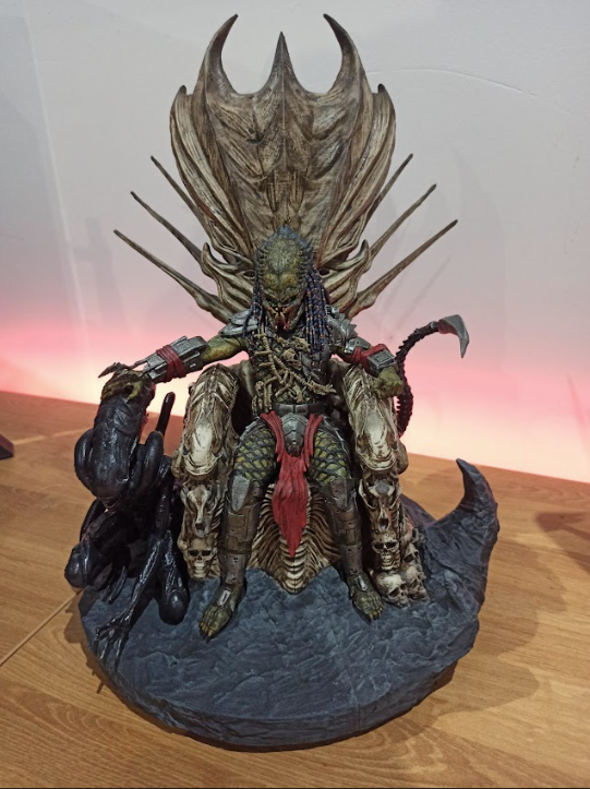 Estatueta coleccionável de rei em trono dourado