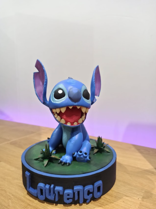 Stitch personalizado com nome Lourenço, estatueta pintada à mão