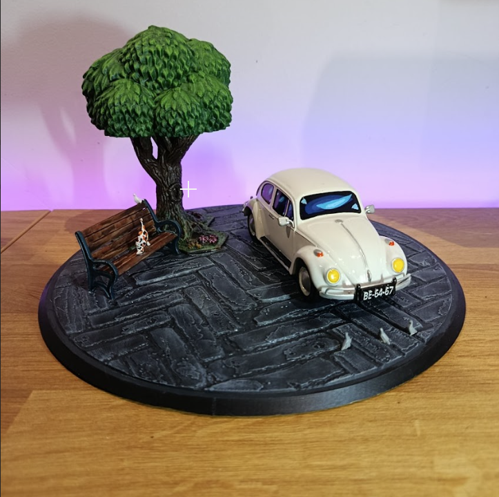 Diorama em miniatura com Carocha VW, árvore e banco de jardim