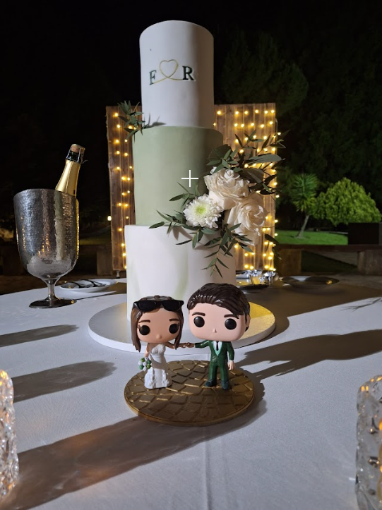 Mini-eu de casal no bolo de casamento