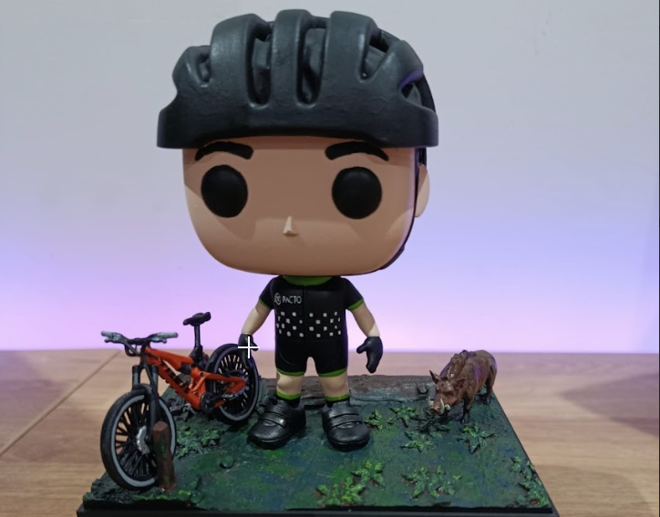 Mini-eu de ciclista MTB com bicicleta e cão em diorama