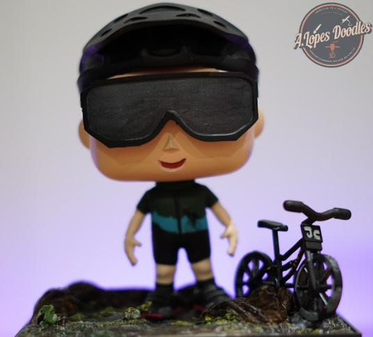 Mini-eu de ciclista MTB com capacete escuro e bicicleta em diorama